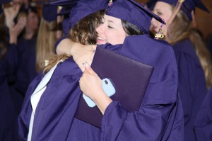 两个LSU艺术设计专业的学生在毕业典礼上拥抱在一起
