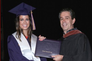 女学生从艺术总监Rod Parker学院获得毕业证书