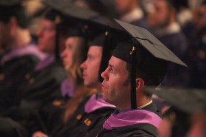 毕业典礼上，一排身穿黑袍、戴着黑帽的人