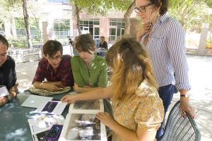 SNAP学生参观摄影教育学会会议，围坐在桌边