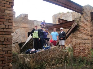 LSU建hth华体会体育app官网筑和摄影专业的学生爬上普洛克托堡的砖墙废墟