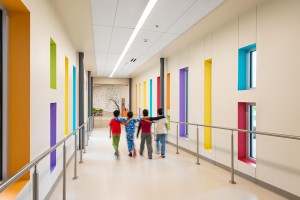 孩子们走过学校走廊上五颜六色的窗框